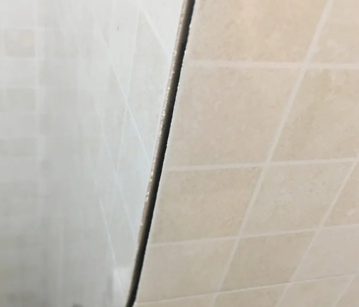 双湖瓷砖空鼓维修公司分享阳台瓷砖脱落的修复过程可以分为以下几个步骤